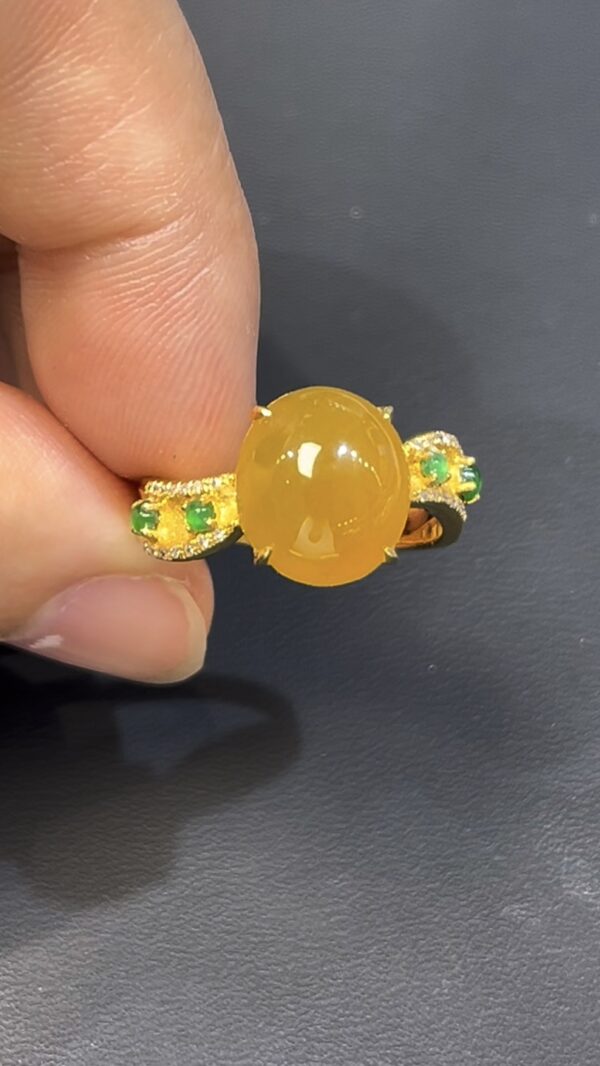 翡翠戒指｜編號#537 黃翡橢圓戒面 × 18K黃金鑲嵌 × 小綠蛋點綴 × 高貴典雅 × 翡翠珠寶推薦 - Image 4