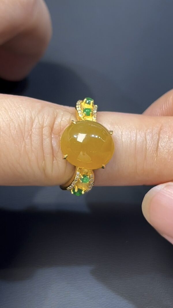 翡翠戒指｜編號#537 黃翡橢圓戒面 × 18K黃金鑲嵌 × 小綠蛋點綴 × 高貴典雅 × 翡翠珠寶推薦 - Image 5