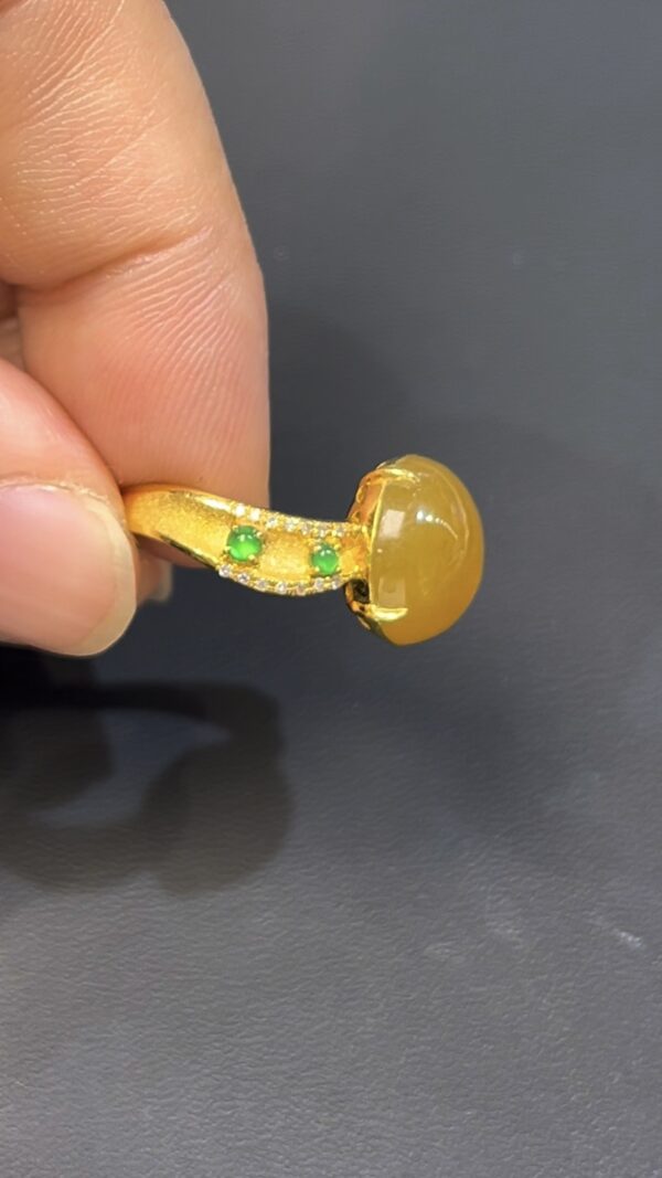 翡翠戒指｜編號#537 黃翡橢圓戒面 × 18K黃金鑲嵌 × 小綠蛋點綴 × 高貴典雅 × 翡翠珠寶推薦 - Image 6