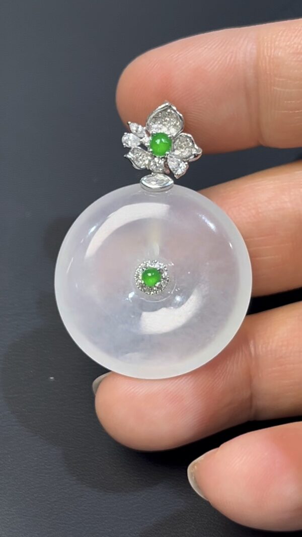 白冰翡翠平安扣｜編號#540 守護寓意 × 小綠蛋點綴 × 18K白金鑲嵌 × 鑽石設計 - Image 4