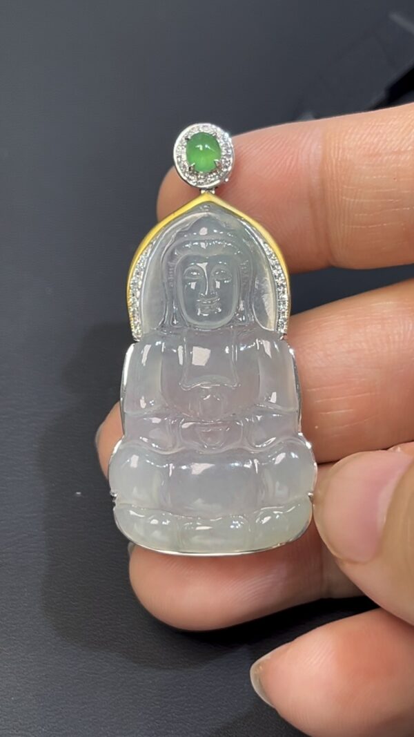 翡翠觀音吊墜｜編號#541 傳統正裝 × 小綠蛋扣頭 × 18K白金 × 鑽石聲光鑲嵌推薦