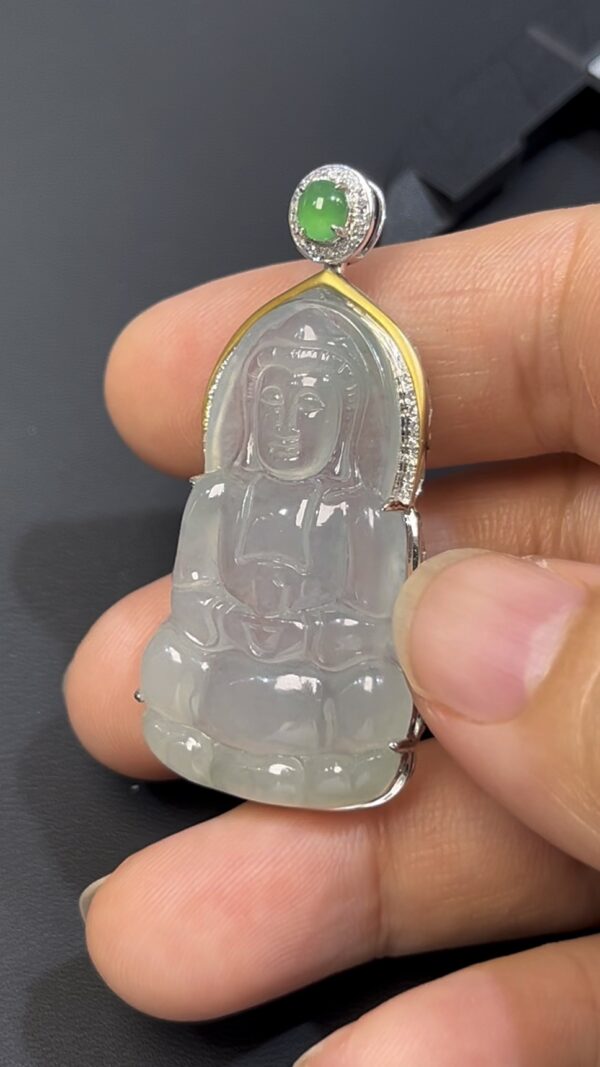 翡翠觀音吊墜｜編號#541 傳統正裝 × 小綠蛋扣頭 × 18K白金 × 鑽石聲光鑲嵌推薦 - Image 3