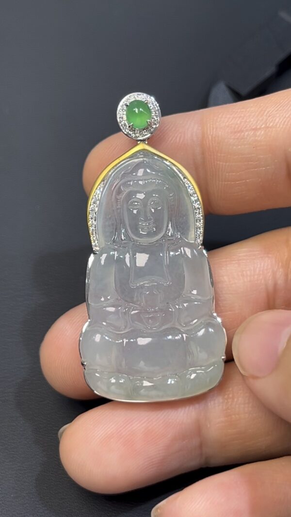 翡翠觀音吊墜｜編號#541 傳統正裝 × 小綠蛋扣頭 × 18K白金 × 鑽石聲光鑲嵌推薦 - Image 4