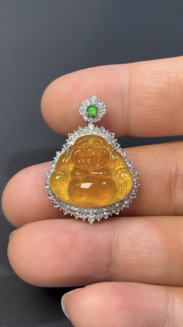 黃金色翡翠佛公吊墜｜編號#543 富貴喜相 × 18K白金 × 鑽石鑲嵌推薦