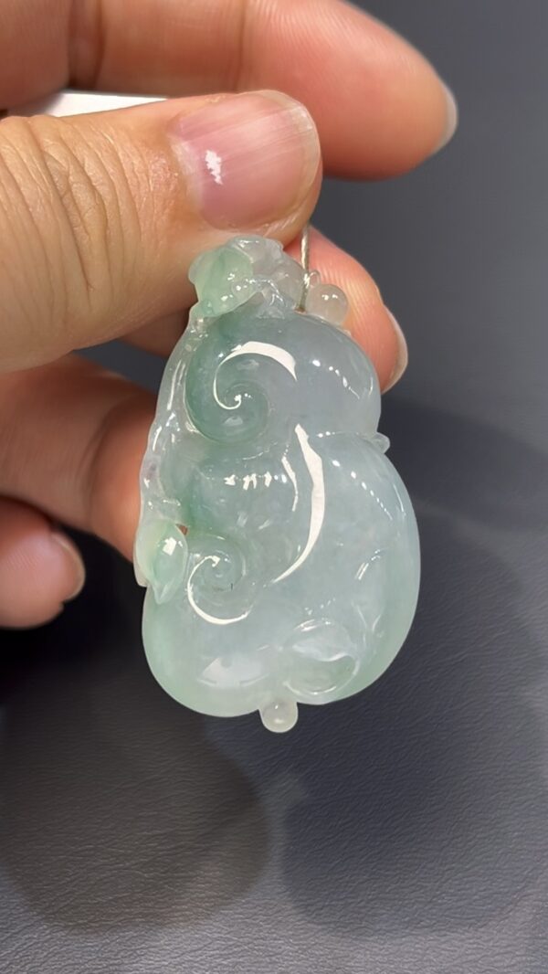 翡翠如意推薦 淺綠翡翠如意 · 手工雕刻立體青蛙 · 種水佳 · 招財轉運首選 編號#546