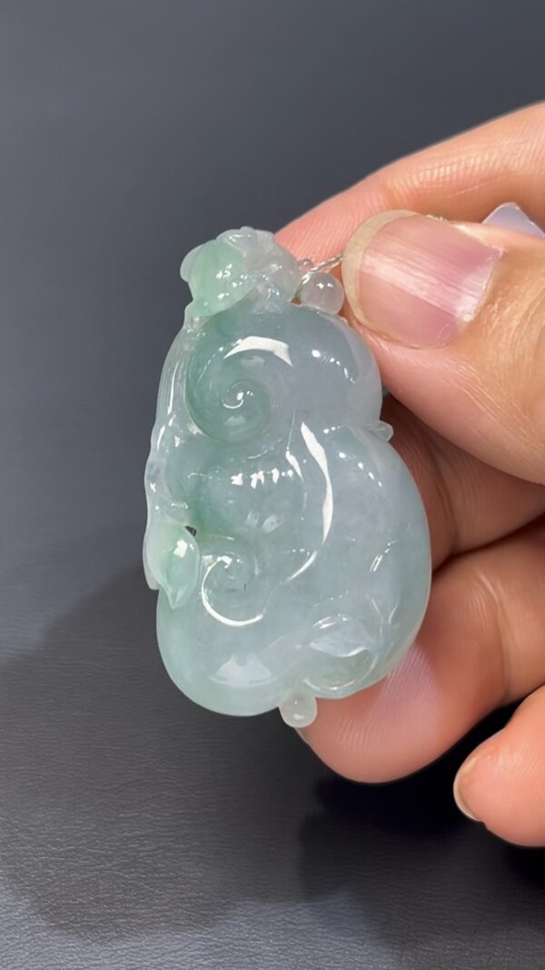 翡翠如意推薦 淺綠翡翠如意 · 手工雕刻立體青蛙 · 種水佳 · 招財轉運首選 編號#546 - Image 2
