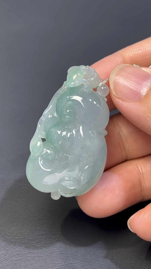 翡翠如意推薦 淺綠翡翠如意 · 手工雕刻立體青蛙 · 種水佳 · 招財轉運首選 編號#546 - Image 3