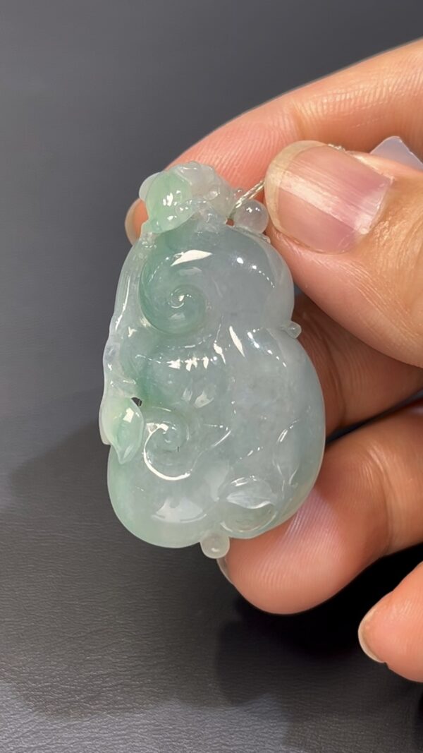 翡翠如意推薦 淺綠翡翠如意 · 手工雕刻立體青蛙 · 種水佳 · 招財轉運首選 編號#546 - Image 4
