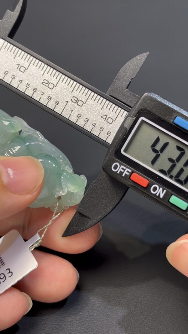 翡翠如意推薦 淺綠翡翠如意 · 手工雕刻立體青蛙 · 種水佳 · 招財轉運首選 編號#546 - Image 5