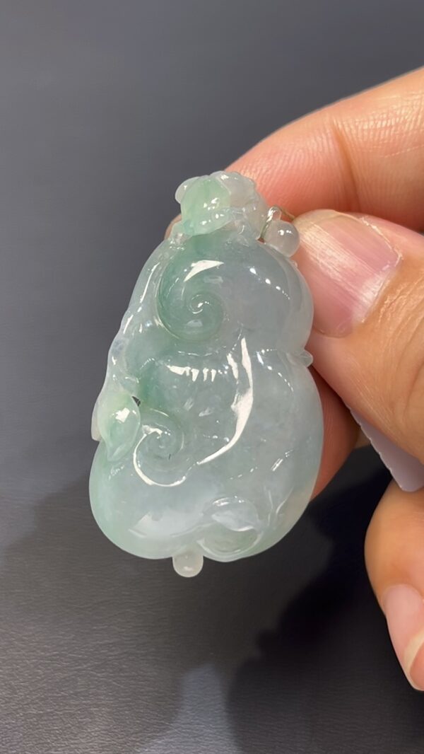 翡翠如意推薦 淺綠翡翠如意 · 手工雕刻立體青蛙 · 種水佳 · 招財轉運首選 編號#546 - Image 8
