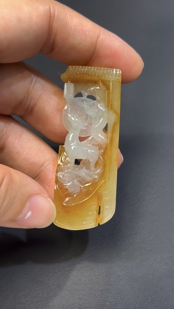 黃翡翡翠九尾狐 · 俏色巧雕 · 望月題材 · 編號#560