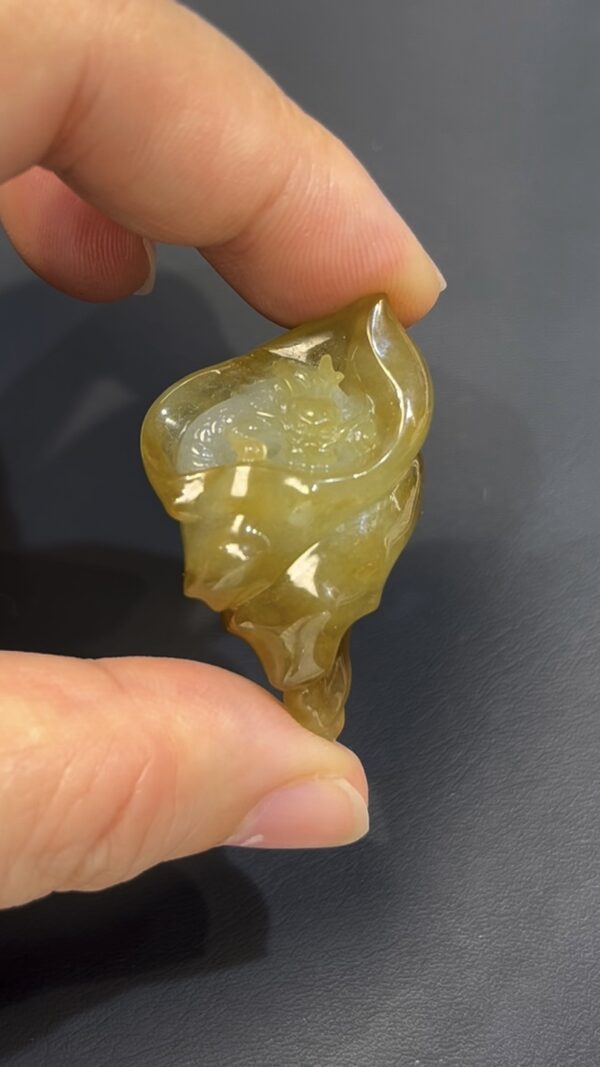 黃翡翡翠 · 府上有龍 · 俏色巧雕 · 編號#561 · 龍藏螺中寓意深遠
