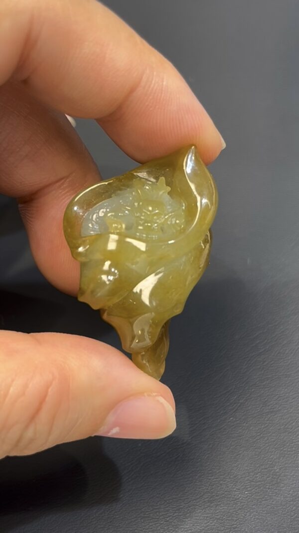 黃翡翡翠 · 府上有龍 · 俏色巧雕 · 編號#561 · 龍藏螺中寓意深遠 - Image 2