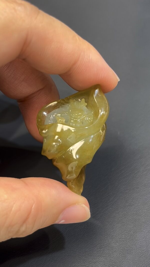 黃翡翡翠 · 府上有龍 · 俏色巧雕 · 編號#561 · 龍藏螺中寓意深遠 - Image 3