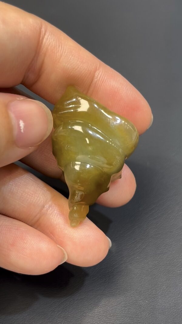 黃翡翡翠 · 府上有龍 · 俏色巧雕 · 編號#561 · 龍藏螺中寓意深遠 - Image 4
