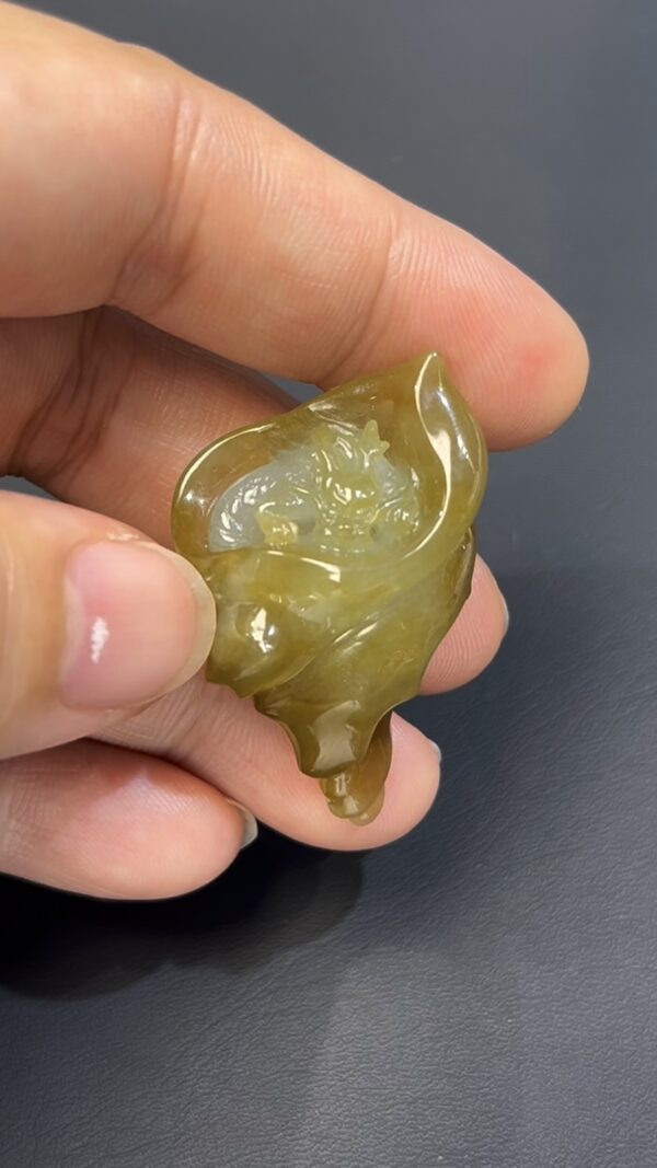 黃翡翡翠 · 府上有龍 · 俏色巧雕 · 編號#561 · 龍藏螺中寓意深遠 - Image 5