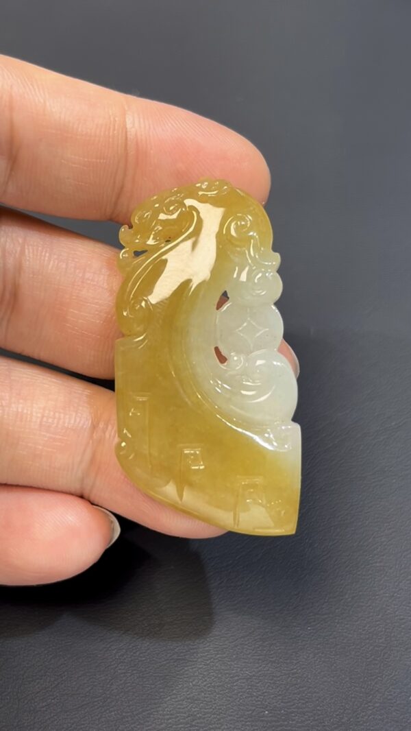 黃翡翡翠 · 仿古龍 · 龍護銅錢 · 俏色巧雕 · 編號#562 · 富貴守護 × 古韻靈獸
