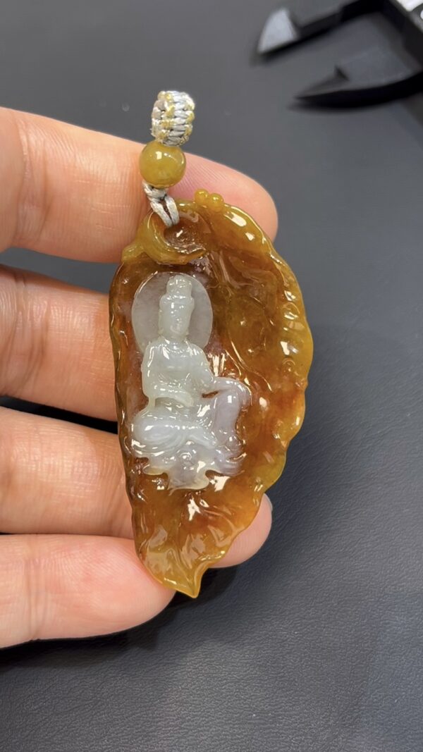 黃翡翡翠 · 俏色觀音吊墜 · 白玉巧雕 · 編號#564 · 慈悲守護 × 靈性美學 × 隨身佩戴