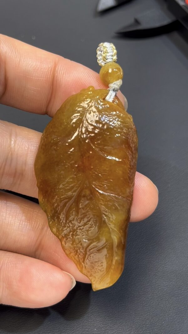 黃翡翡翠 · 俏色觀音吊墜 · 白玉巧雕 · 編號#564 · 慈悲守護 × 靈性美學 × 隨身佩戴 - Image 4