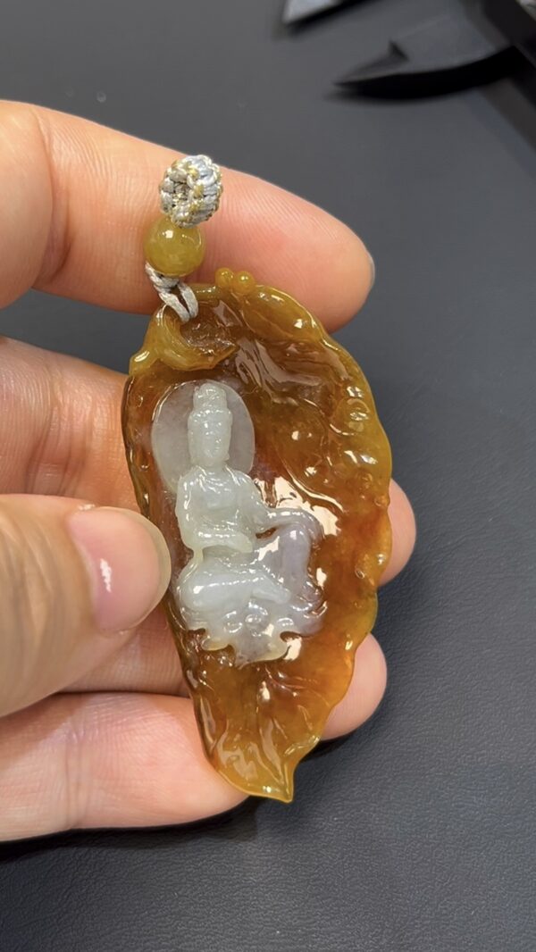 黃翡翡翠 · 俏色觀音吊墜 · 白玉巧雕 · 編號#564 · 慈悲守護 × 靈性美學 × 隨身佩戴 - Image 5