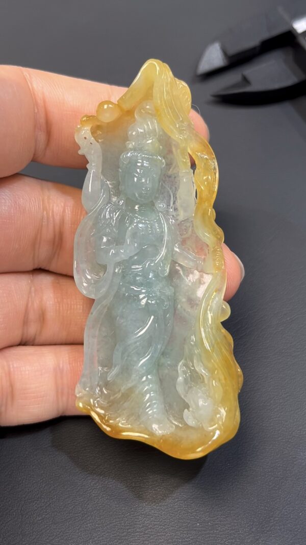 黃翡翡翠 · 俏色站觀音吊墜 · 白玉巧雕 · 編號#565 · 靈性守護 × 福慧圓滿 × 隨身佩戴