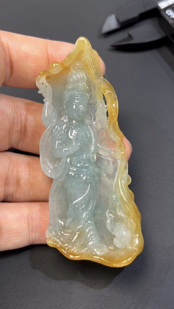 黃翡翡翠 · 俏色站觀音吊墜 · 白玉巧雕 · 編號#565 · 靈性守護 × 福慧圓滿 × 隨身佩戴 - Image 2