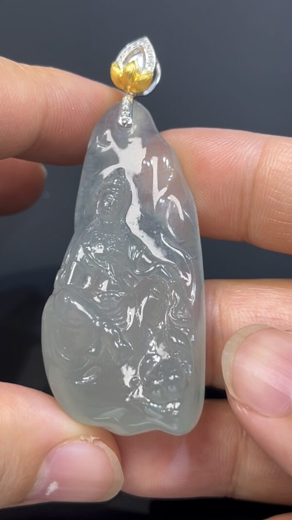 冰透翡翠自在觀音吊墜 · 編號#5712 隨形雕刻 × 18K黃白金扣 · 靈性守護 × 自在心境 × 精品玉佩