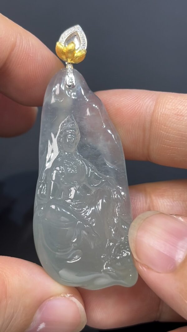 冰透翡翠自在觀音吊墜 · 編號#572 隨形雕刻 × 18K黃白金扣 · 靈性守護 × 自在心境 × 精品玉佩 - Image 2