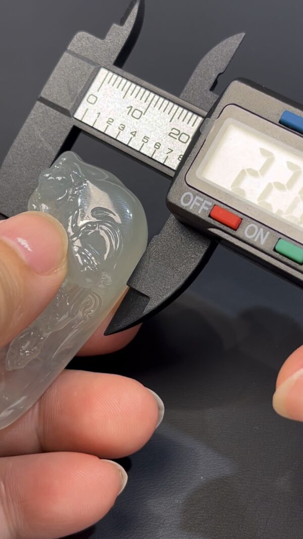 冰透翡翠自在觀音吊墜 · 編號#572 隨形雕刻 × 18K黃白金扣 · 靈性守護 × 自在心境 × 精品玉佩 - Image 8