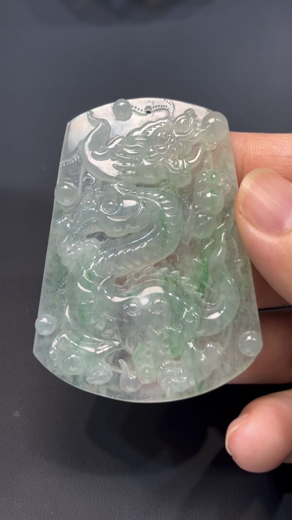 天然翡翠龍牌｜淺綠底色 × 立體雕刻｜編號#579｜祥龍護主 × 收藏吉祥物