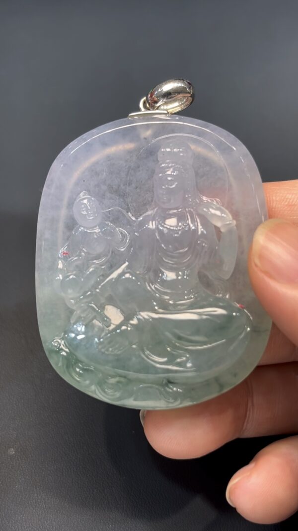 天然翡翠觀音牌｜童子拜觀音 × 18K厚金扣｜編號#580｜人手雕刻 × 吉祥守護 - Image 2