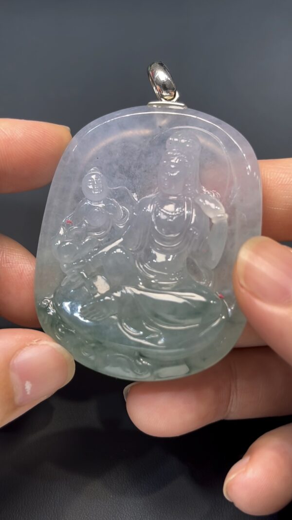 天然翡翠觀音牌｜童子拜觀音 × 18K厚金扣｜編號#580｜人手雕刻 × 吉祥守護 - Image 3