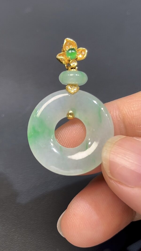 飄綠花翡翠平安環｜好種水潤 × 18K黃金鑲嵌 × 圓滿守護｜編號 #600 - Image 3