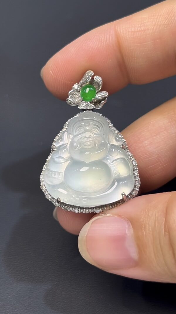 翡翠Q版財神吊墜｜笑呵呵招財進寶 × 18K白金鑽石包圍｜編號 #604
