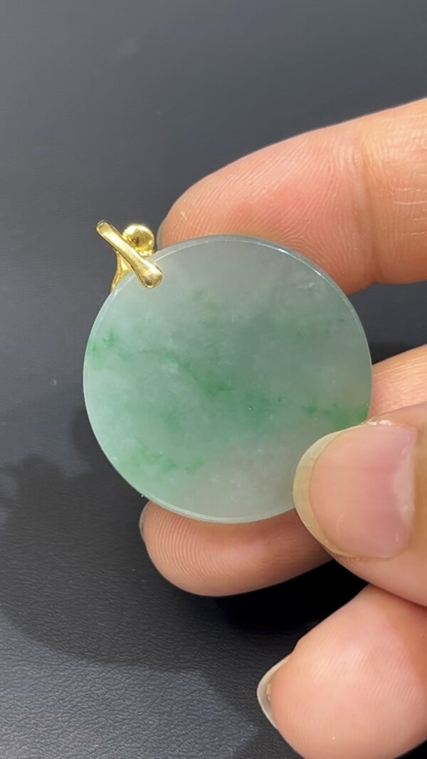 翡翠無事牌吊墜｜色種兼備 × 簡約美學 × 18K黃金扣｜編號 #605 - Image 3