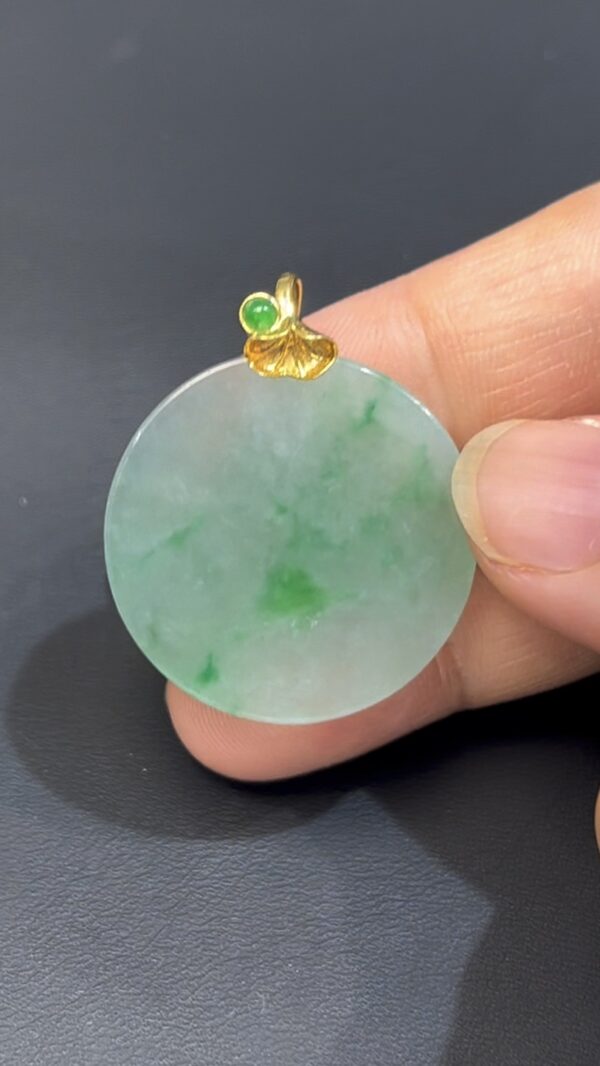 翡翠無事牌吊墜｜色種兼備 × 簡約美學 × 18K黃金扣｜編號 #605 - Image 8