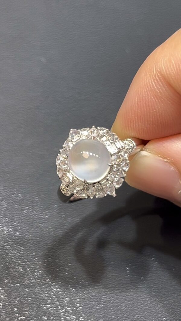 天然翡翠蛋面戒指 18K白金鑲嵌 層層高低錯落鑽石設計 高級珠寶推薦 編號#632 - Image 6