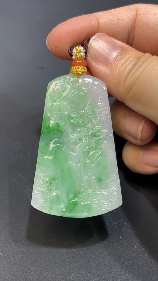 白底青翡翠山水牌吊墜 天然A貨玉雕 質地細膩 雕工精緻 山水意境 高級翡翠收藏推薦 編號638