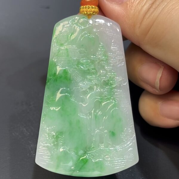 白底青翡翠山水牌吊墜 天然A貨玉雕 質地細膩 雕工精緻 山水意境 高級翡翠收藏推薦 編號638