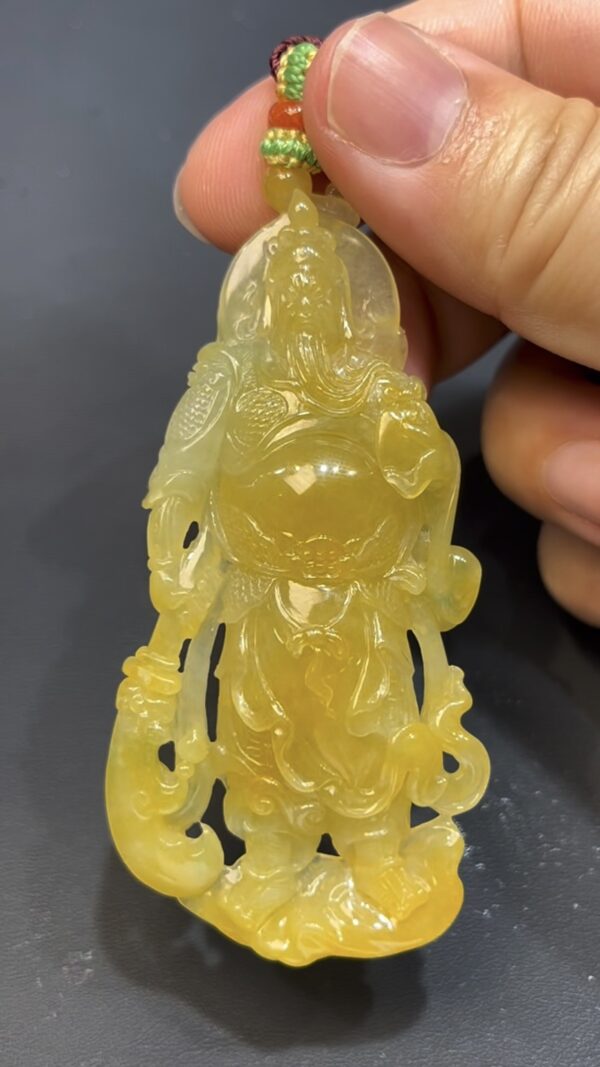 天然黃色翡翠關公牌吊墜 鏤空立體雕刻 質地細膩 招財辟邪 高端翡翠男款推薦  編號640 - Image 2