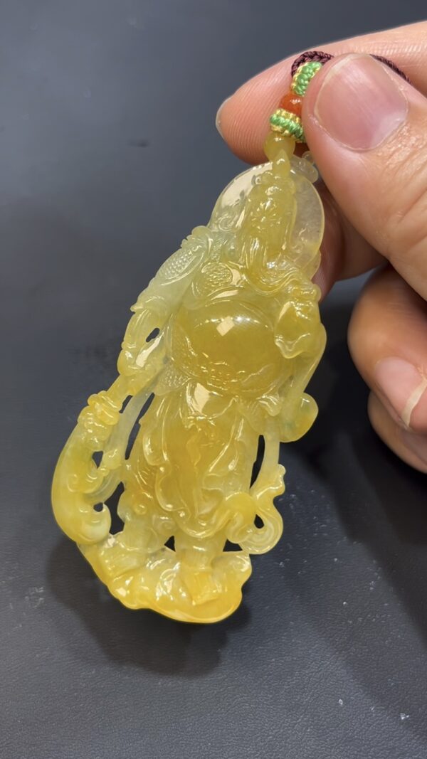 天然黃色翡翠關公牌吊墜 鏤空立體雕刻 質地細膩 招財辟邪 高端翡翠男款推薦  編號640 - Image 3