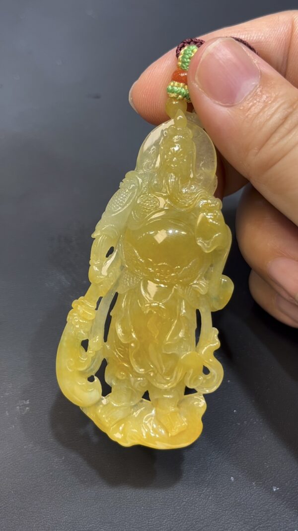 天然黃色翡翠關公牌吊墜 鏤空立體雕刻 質地細膩 招財辟邪 高端翡翠男款推薦  編號640 - Image 4