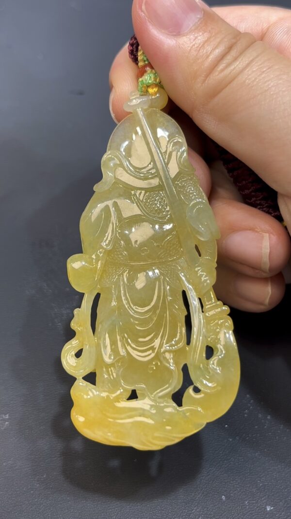 天然黃色翡翠關公牌吊墜 鏤空立體雕刻 質地細膩 招財辟邪 高端翡翠男款推薦  編號640 - Image 5