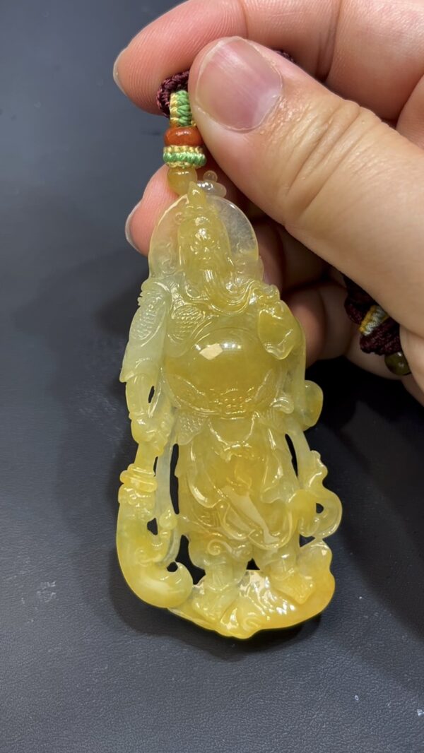 天然黃色翡翠關公牌吊墜 鏤空立體雕刻 質地細膩 招財辟邪 高端翡翠男款推薦  編號640 - Image 6