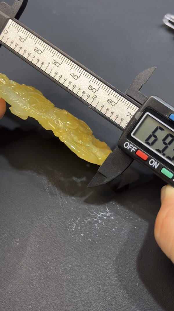 天然黃色翡翠關公牌吊墜 鏤空立體雕刻 質地細膩 招財辟邪 高端翡翠男款推薦  編號640 - Image 7