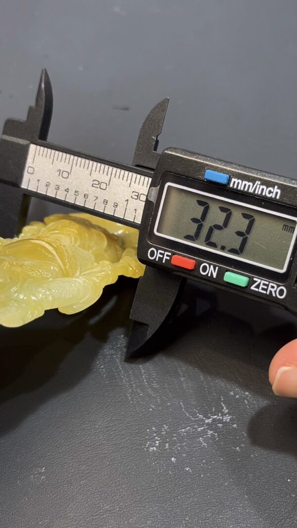 天然黃色翡翠關公牌吊墜 鏤空立體雕刻 質地細膩 招財辟邪 高端翡翠男款推薦  編號640 - Image 8