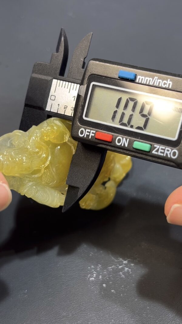 天然黃色翡翠關公牌吊墜 鏤空立體雕刻 質地細膩 招財辟邪 高端翡翠男款推薦  編號640 - Image 9