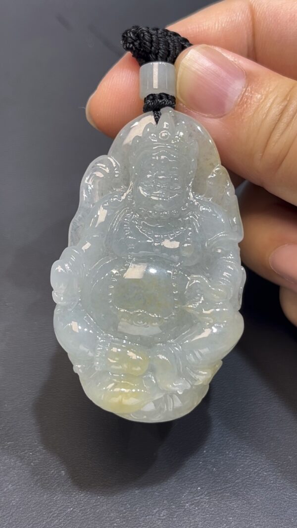 編號#653 翡翠黃財神吊墜｜細膩玉料｜元寶法器設計｜限量雕刻藝術品 - Image 3