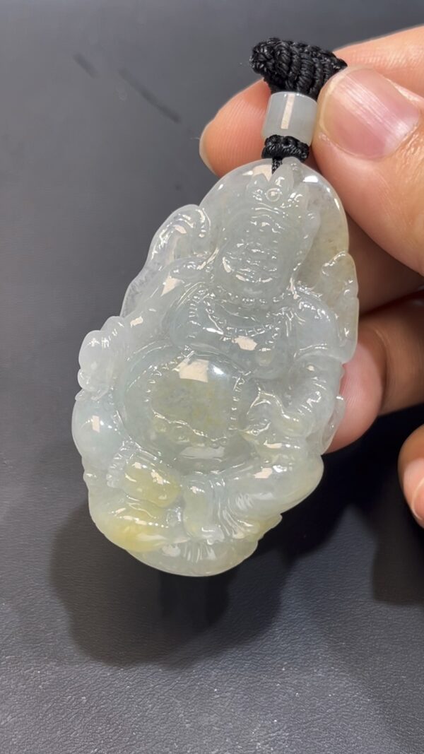 編號#653 翡翠黃財神吊墜｜細膩玉料｜元寶法器設計｜限量雕刻藝術品 - Image 4