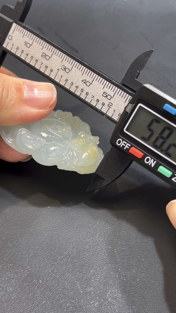 編號#653 翡翠黃財神吊墜｜細膩玉料｜元寶法器設計｜限量雕刻藝術品 - Image 7